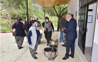 Tarsus Belediyesi, köylülere hamur makinası dağıtıyor