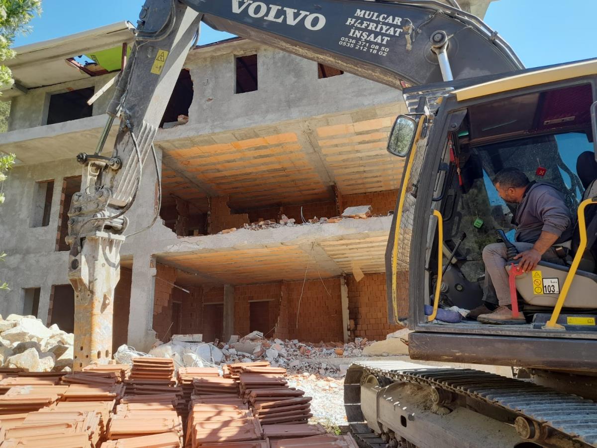 Datça’da imara aykırı binaların yıkımına devam ediliyor